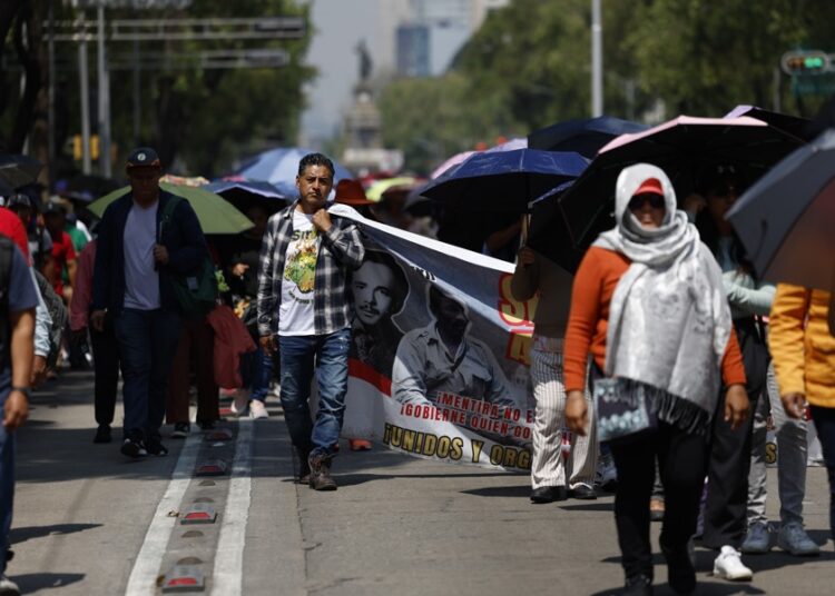 Maestros suman 15 días de protestas tras no alcanzar acuerdo