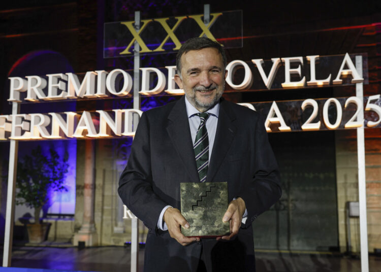 Vila-Sanjuán gana el Premio Fernando Lara con ‘Misterio en el barrio gótico’