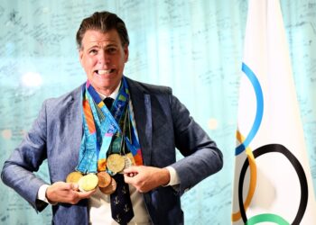 COI entrega al nadador Gary Hall réplicas de 10 medallas que perdió en un incendio