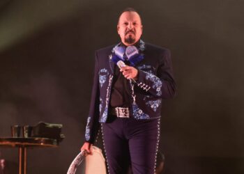 Pepe Aguilar sorprende con la aparición especial de Ángela en la Feria de Puebla (Videos)