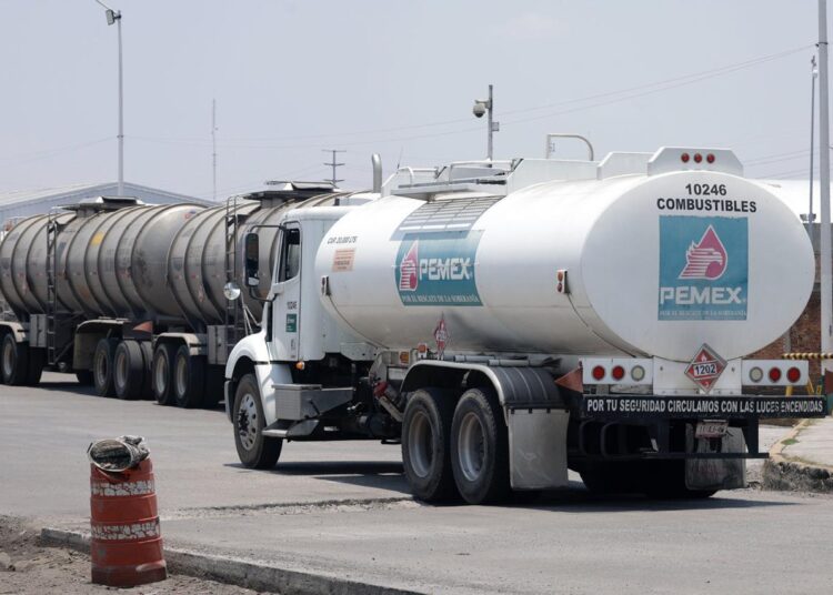 Paran pipas y causan escasez de gasolinas en Puebla
