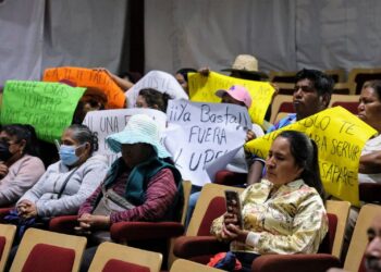 Omar Muñoz atiende a colonos inconformes con el desabasto de agua