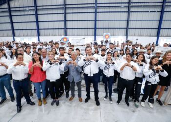 Armenta entrega uniformes y estímulos a atletas y entrenadores