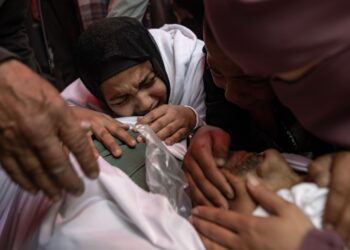 Ataques israelíes en Gaza matan a al menos 107 personas este domingo