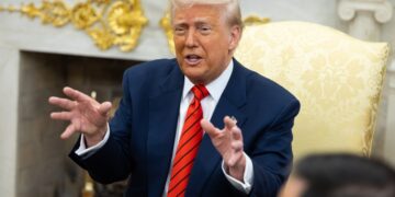 Trump amenaza a Apple con arancel si no fabrica en EE.UU.