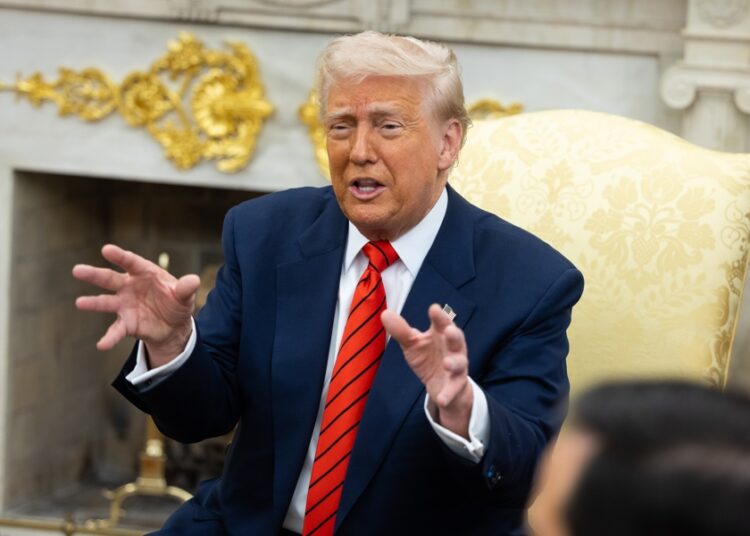 Trump amenaza a Apple con arancel si no fabrica en EE.UU.