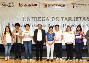 Lilia Cedillo entrega tarjetas de beca «Benito Juárez» a jóvenes de prepas BUAP