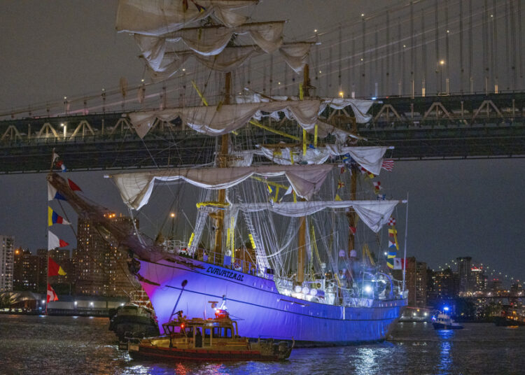 2 muertos deja choque del buque Cuauhtémoc contra puente de Brooklyn