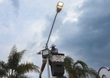 Chedraui entrega luminarias led en San Miguel Canoa