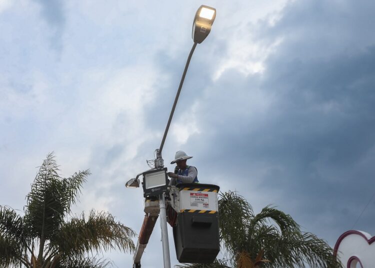 Chedraui entrega luminarias led en San Miguel Canoa