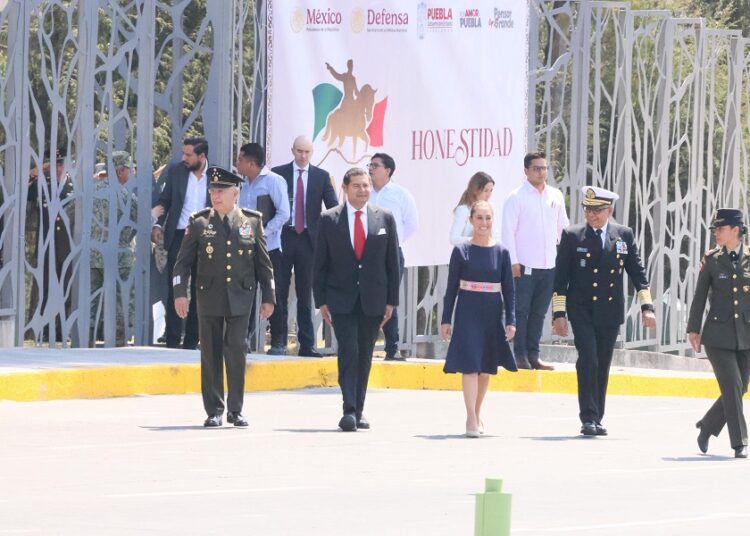 Sheinbaum y Armenta presiden desfile del 5 de Mayo