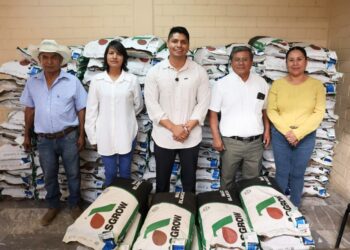 Entrega Omar Muñoz apoyos a agricultores de San Lorenzo Almecatla