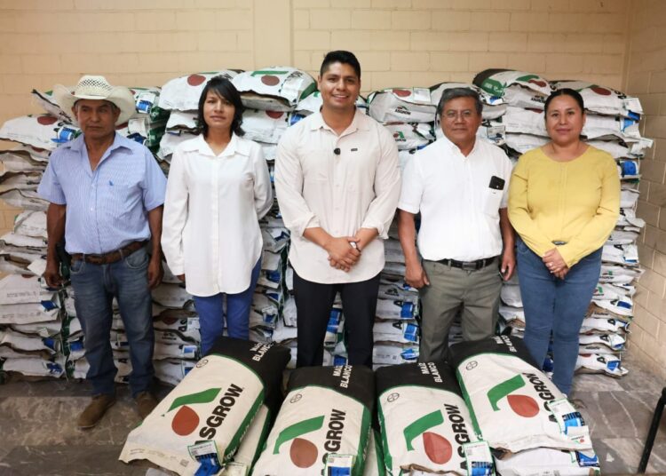 Entrega Omar Muñoz apoyos a agricultores de San Lorenzo Almecatla