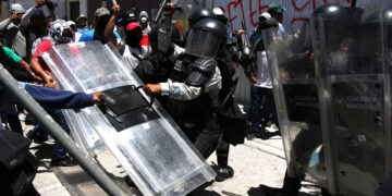 Maestros se enfrentan con la Guardia Nacional en Guerrero