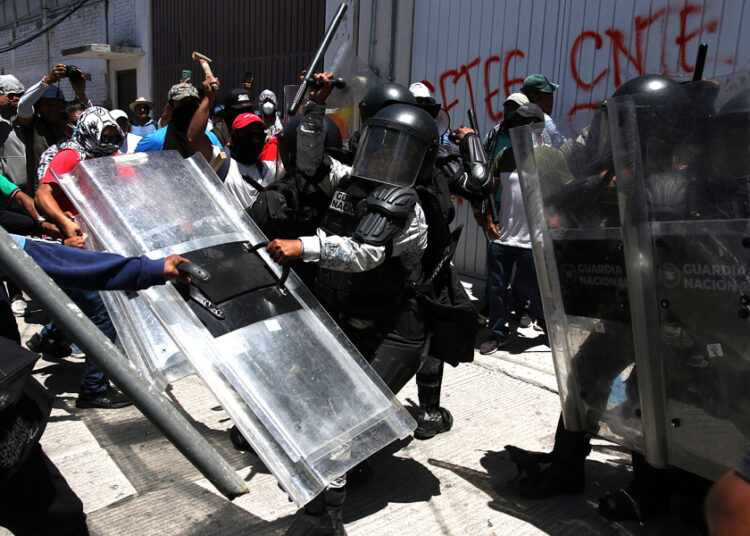 Maestros se enfrentan con la Guardia Nacional en Guerrero
