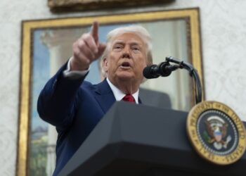 Trump niega acobardarse con aranceles