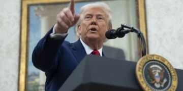 Trump niega acobardarse con aranceles