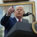 Trump niega acobardarse con aranceles