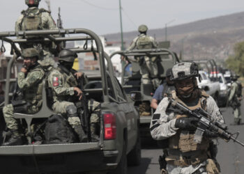 Mueren seis militares por mina del narco en México