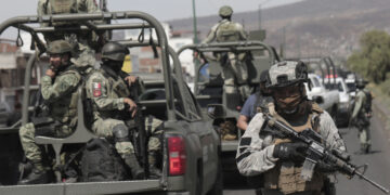 Mueren seis militares por mina del narco en México