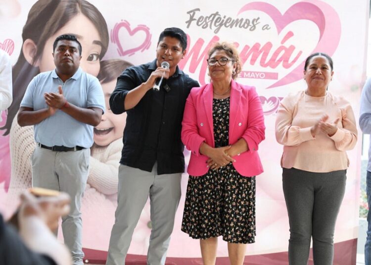 Omar Muñoz arranca festejos por el Día de las Madres en Cuautlancingo