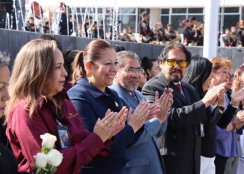 Presidenta del Congreso acude a ceremonia cívica del Cenhch