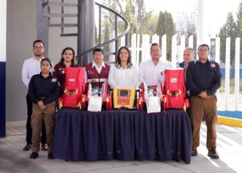 Lupita Cuautle entrega equipamiento a cuerpos de emergencia