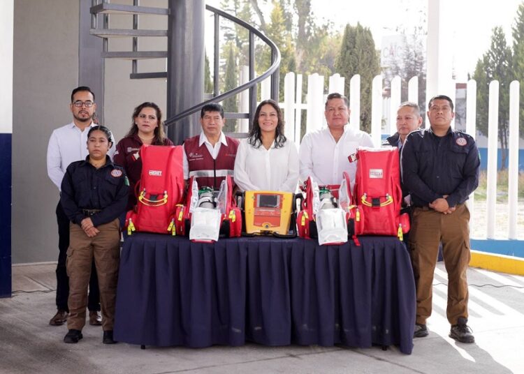 Lupita Cuautle entrega equipamiento a cuerpos de emergencia