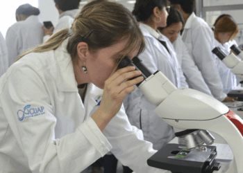 Lilia Cedillo entrega 50 microscopios para laboratorios de CU2