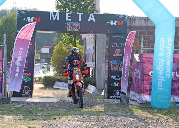Omar Muñoz da banderazo de salida del ‘Rally Bola de Goma’