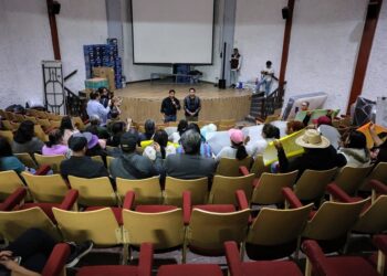 Omar Muñoz atiende a colonos inconformes por desabasto de agua
