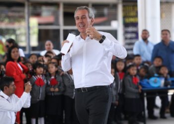 Pepe Chedraui inaugura techado escolar en la Primaria Club de Leones