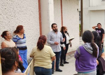 Poblanos colaboran para realizar bacheo ecológico
