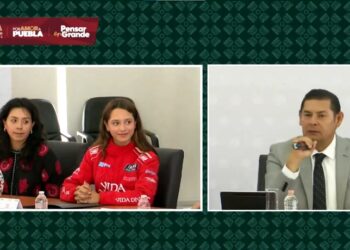 Gobierno de Puebla reconoce trayectoria de Sol Díaz, piloto de 14 años