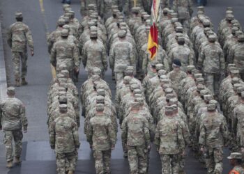 Trump celebra el cumpleaños del Ejército y el suyo propio
