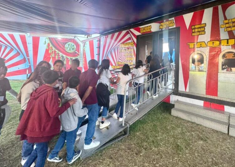 Niños y adolescentes del Sedif disfrutan función del Circo Atayde