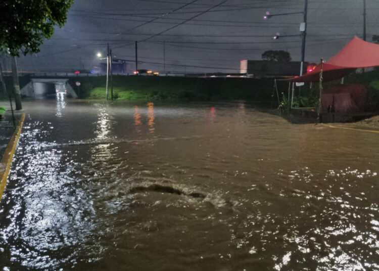 Vecinos de Ocotlán colocan barricadas para protegerse de las inundaciones por las lluvias