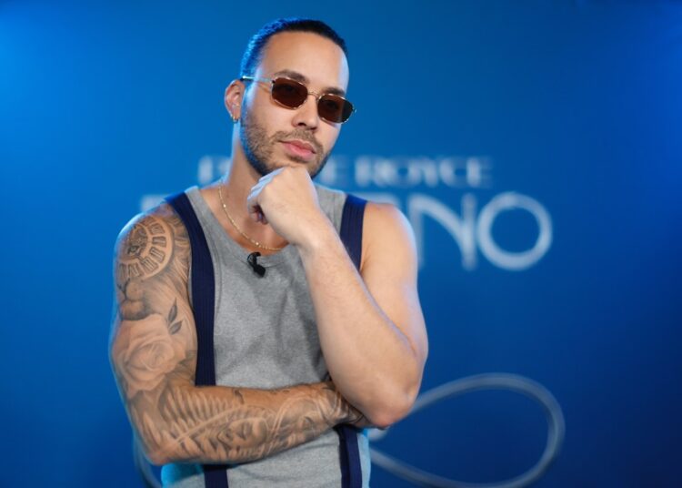 Prince Royce afirma que son momentos difíciles para los latinos