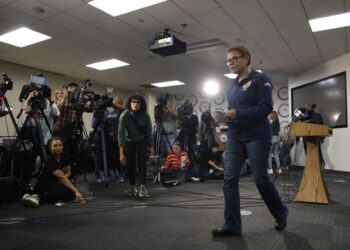 Alcaldesa de Los Ángeles declara toque de queda por protestas