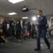 Alcaldesa de Los Ángeles declara toque de queda por protestas