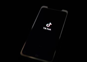 Rutinas de skincare en TikTok son perjudiciales para menores
