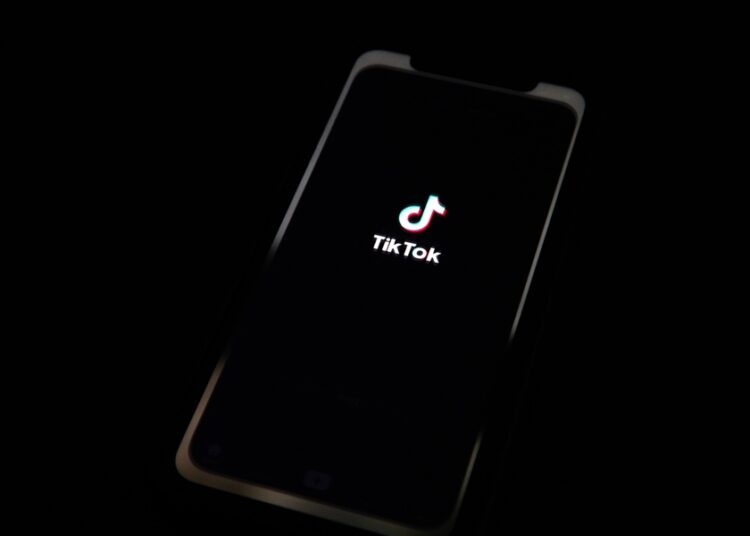 Rutinas de skincare en TikTok son perjudiciales para menores