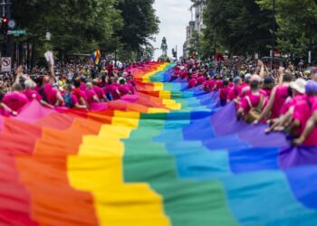 Washington se tiñe de arcoíris y clama contra Trump