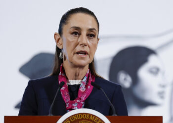 Sheinbaum firma decretos en beneficio de maestros