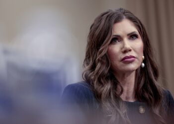 Kristi Noem acusa a Sheinbaum de alentar las protestas de LA