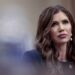 Kristi Noem acusa a Sheinbaum de alentar las protestas de LA