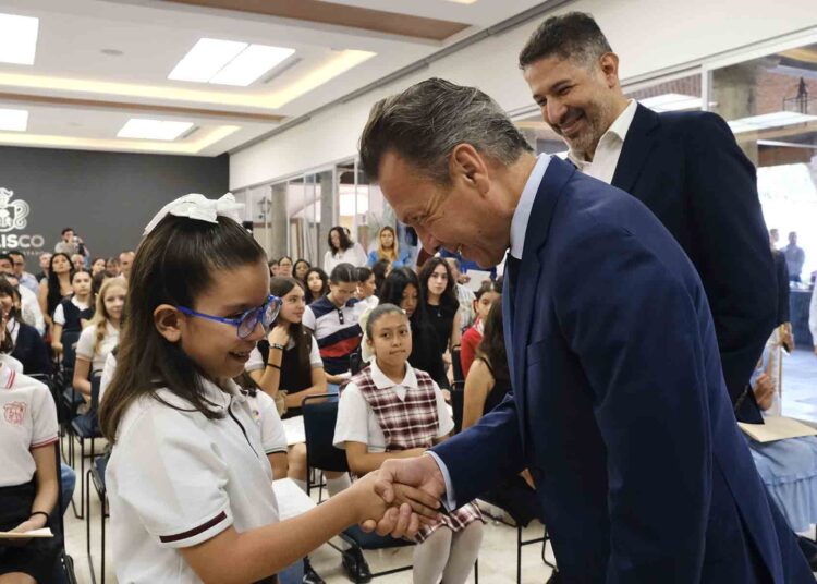 Alondra Bagatella ahora también destaca en matemáticas