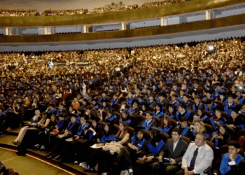 Lilia Cedillo desea éxito a jóvenes graduados de preparatoria y bachillerato