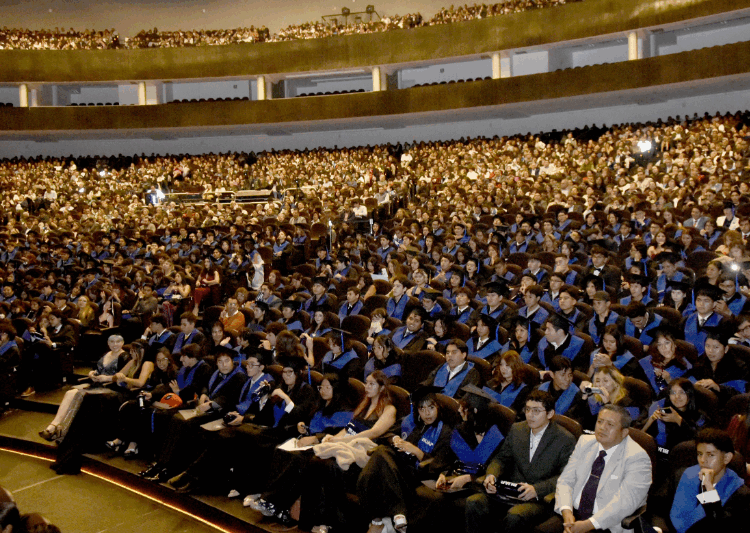 Lilia Cedillo desea éxito a jóvenes graduados de preparatoria y bachillerato