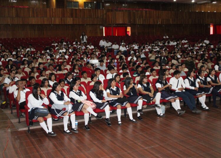 Orientan a estudiantes sobre las drogas